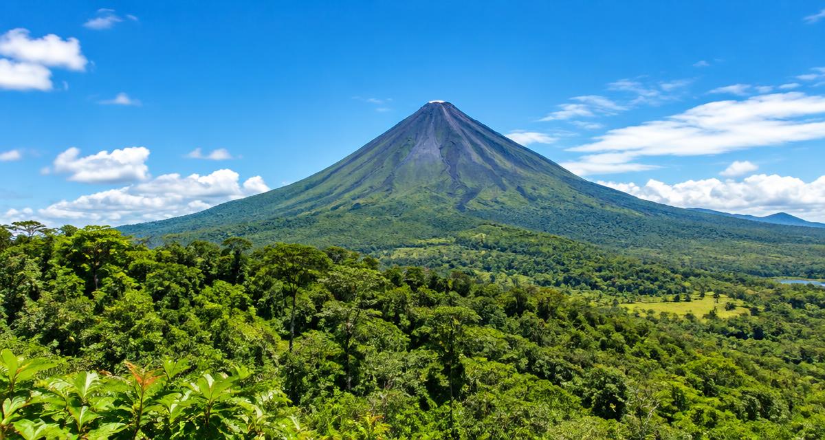 Volcán Arenal y bosque tropical en Costa Rica