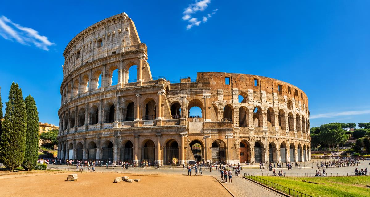 El Coliseo de Roma bajo un cielo azul, Italia