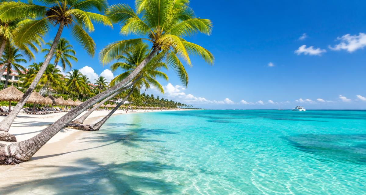 Palmeras sobre el mar turquesa de Punta Cana, República Dominicana
